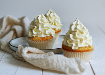 Easy Peasy Vanilla Cupcakes | Bake to the roots