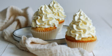 Easy Peasy Vanilla Cupcakes | Bake to the roots