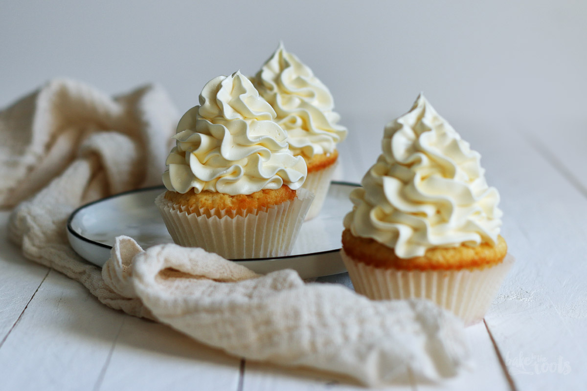 Easy Peasy Vanilla Cupcakes | Bake to the roots