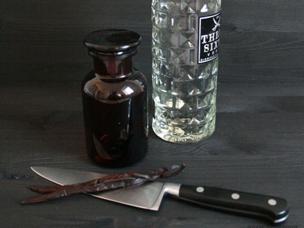 Homemade Vanilla Extract | Bake to the roots