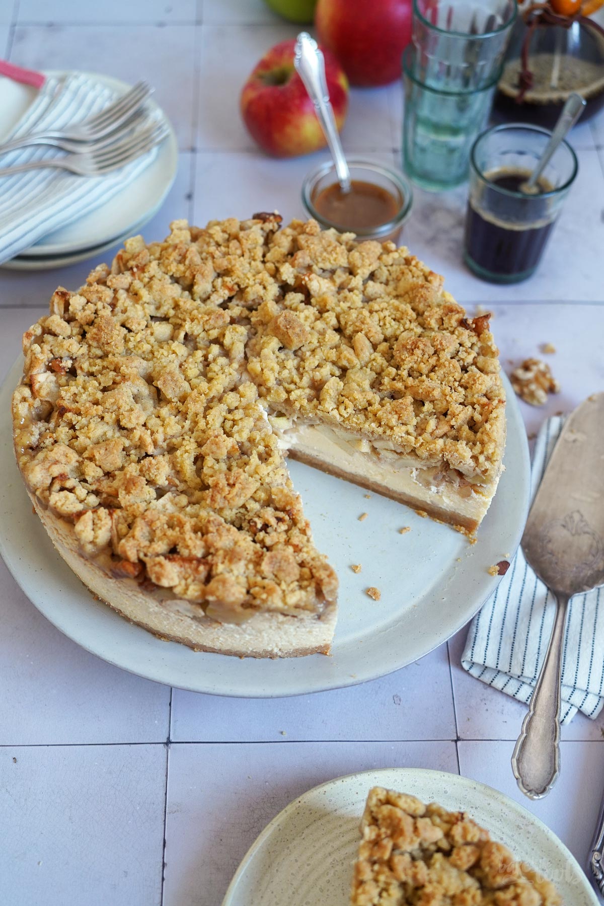 Karamell Apfel Streusel Käsekuchen | Bake to the roots