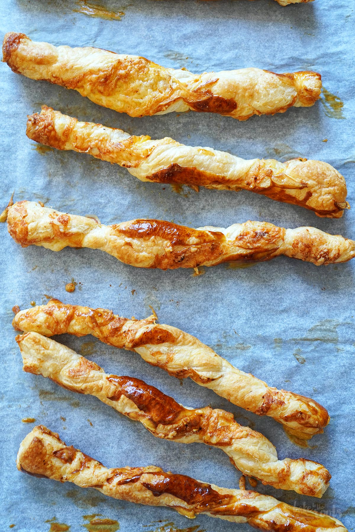 Einfache Blätterteig Käsestangen | Bake to the roots