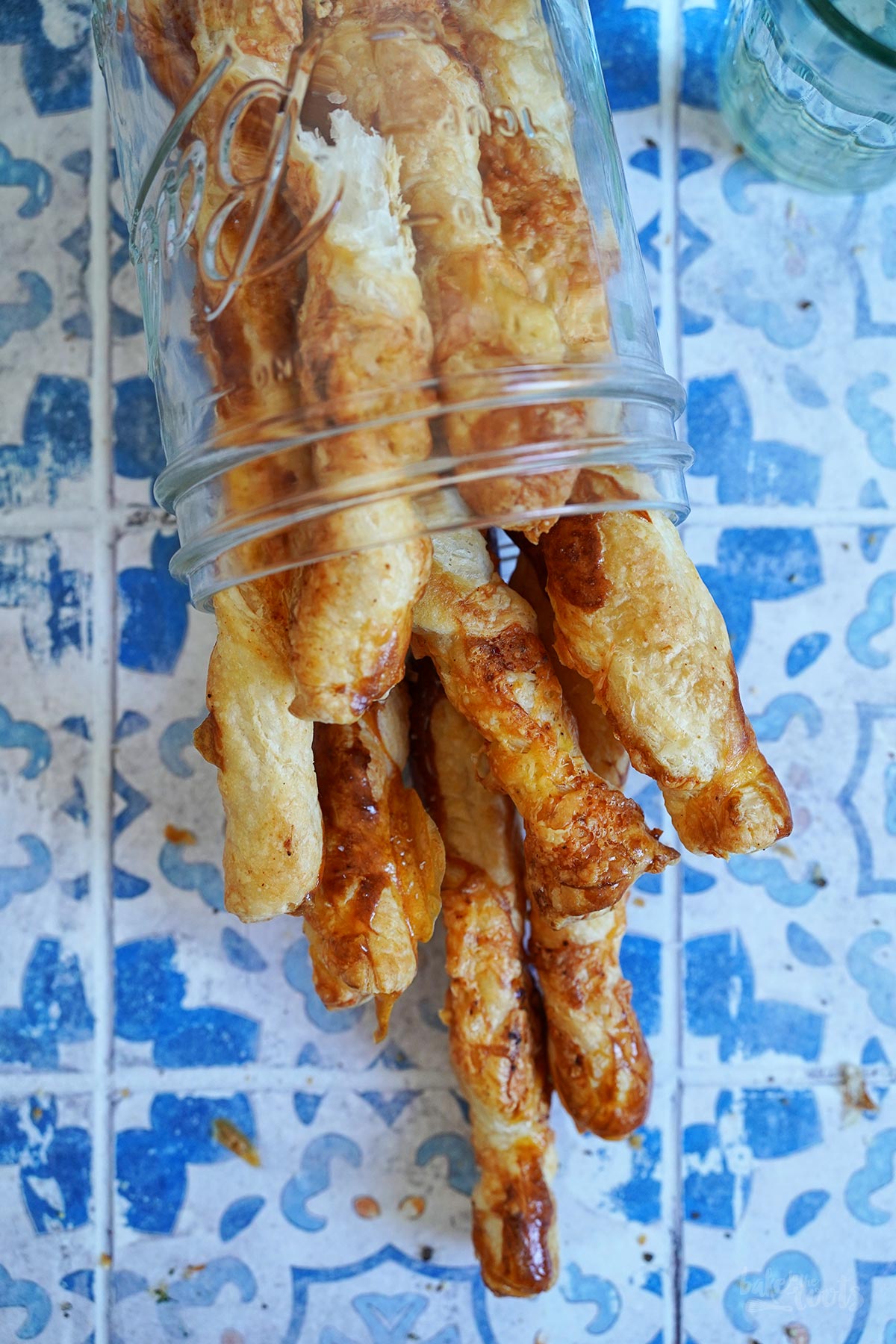 Einfache Blätterteig Käsestangen | Bake to the roots