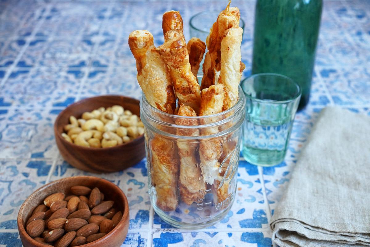 Einfache Blätterteig Käsestangen | Bake to the roots