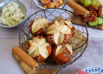 Einfache Laugenbrötchen (fast wie vom Bäcker) | Bake to the roots