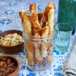 Einfache Blätterteig Käsestangen | Bake to the roots