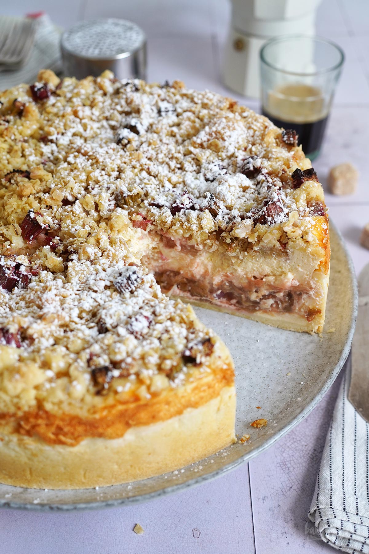 Einfacher Rhabarber Streusel Käsekuchen | Bake to the roots