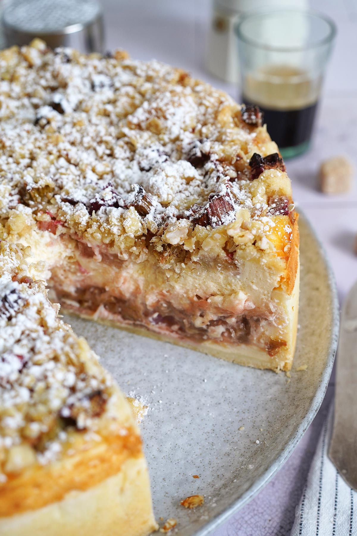 Einfacher Rhabarber Streusel Käsekuchen | Bake to the roots