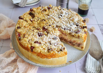 Einfacher Rhabarber Streusel Käsekuchen | Bake to the roots