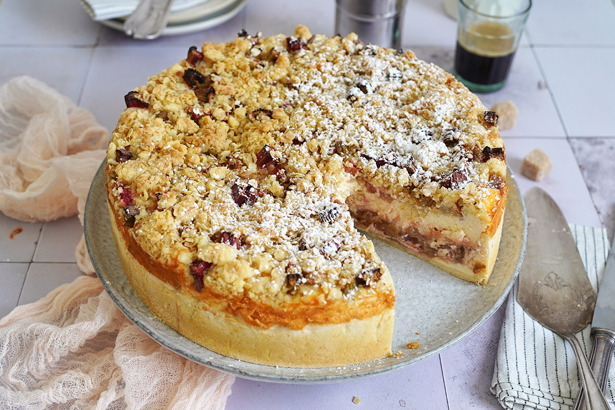 Einfacher Rhabarber Streusel Käsekuchen | Bake to the roots