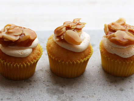 Mini Bienenstich Cupcakes | Bake to the roots