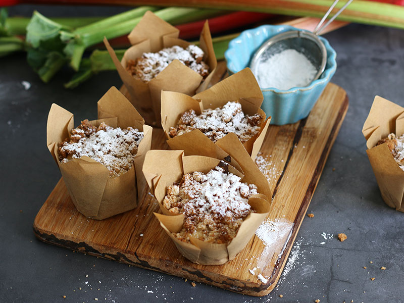 Rhabarber Streusel Muffins | Bake to the roots