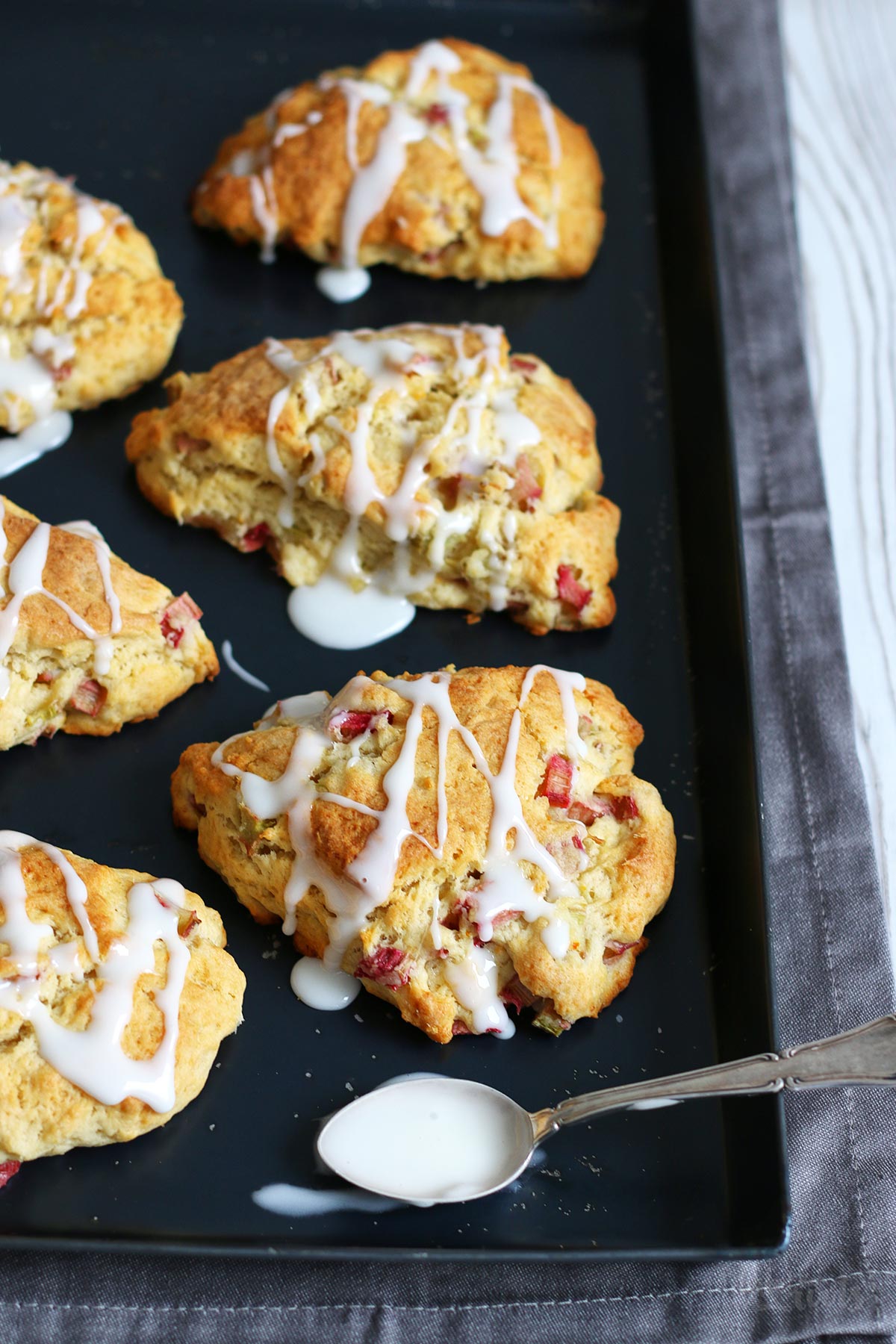 Rhabarber Vanille Scones | Bake to the roots