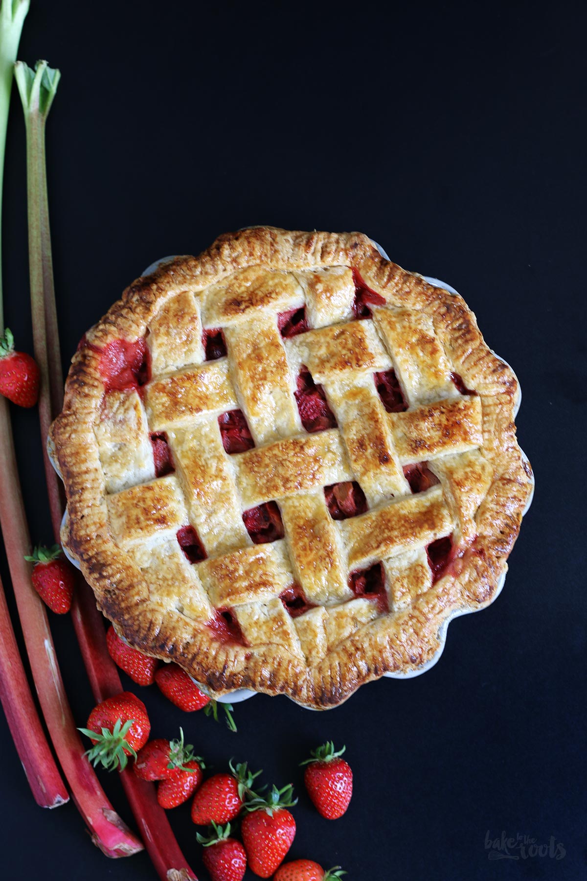 Erdbeeren & Rhabarber Pie | Bake to the roots