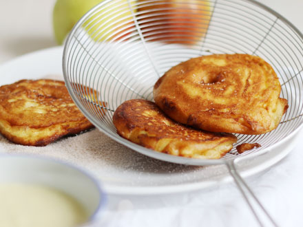 Schwäbische Apfelküchle mit Vanillesoße aka. Apple Fritters | Bake to the roots