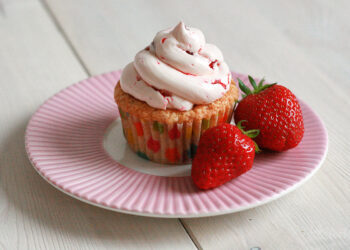 Very Strawberry Cupcakes | Bake to the roots