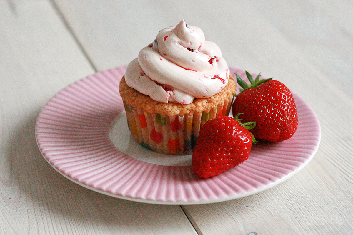 Very Strawberry Cupcakes | Bake to the roots