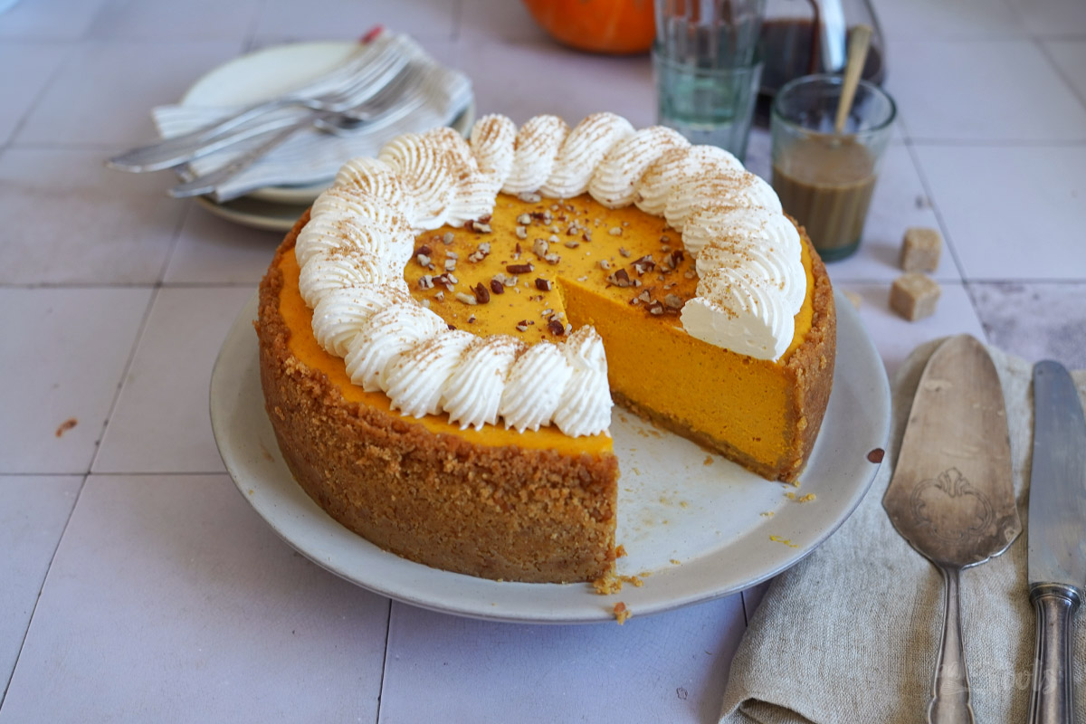 Pumpkin Cheesecake aka. Kürbis Käsekuchen | Bake to the roots