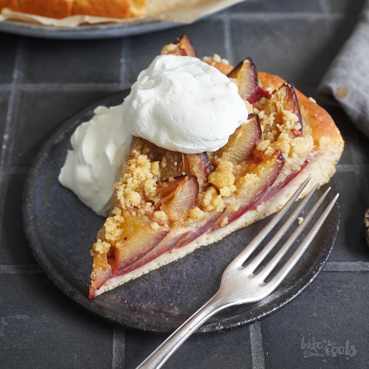 Einfacher Zwetschgen Streuselkuchen (mit Hefeteig) | Bake to the roots