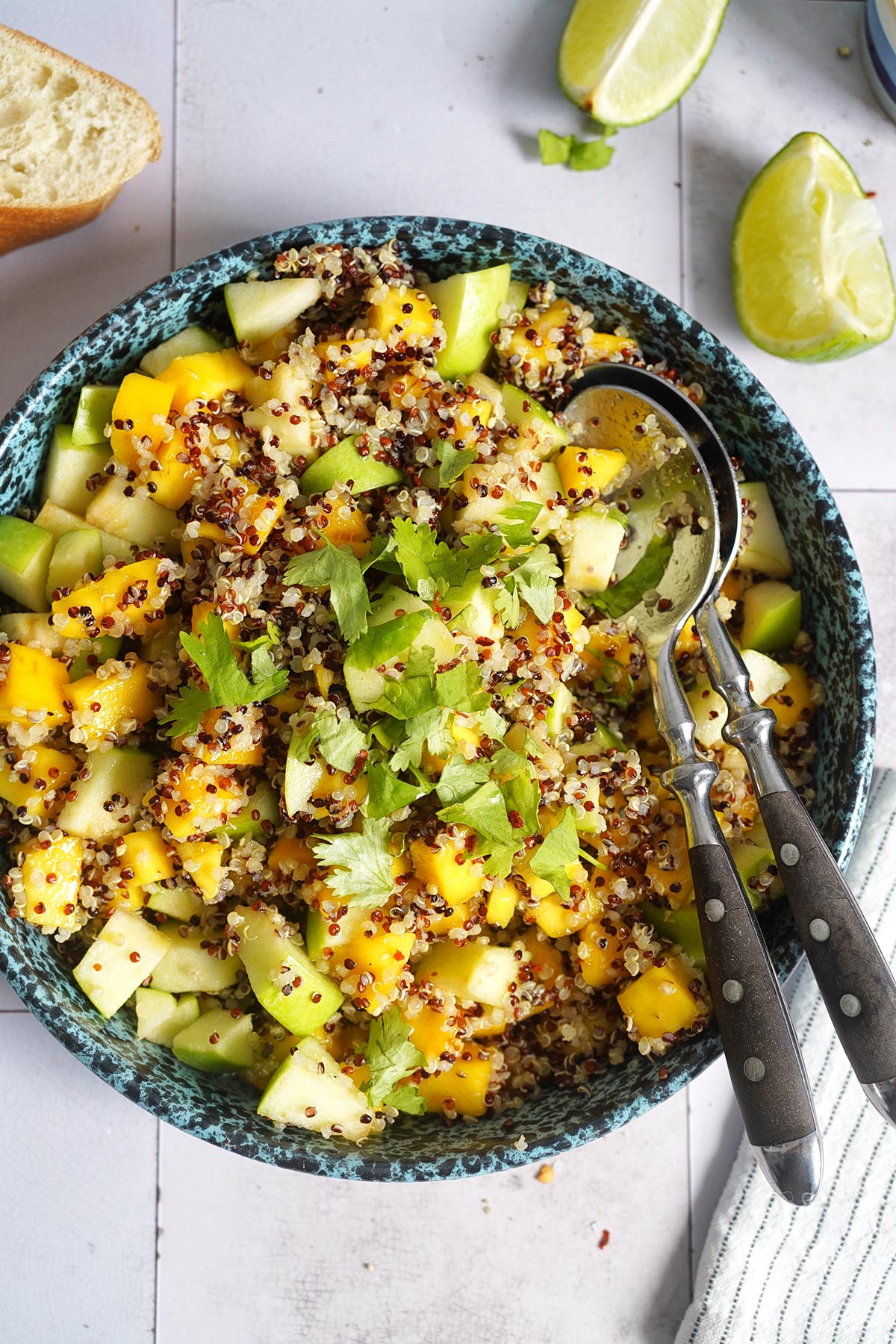 Einfacher Quinoa Salat mit Apfel & Mango | Bake to the roots