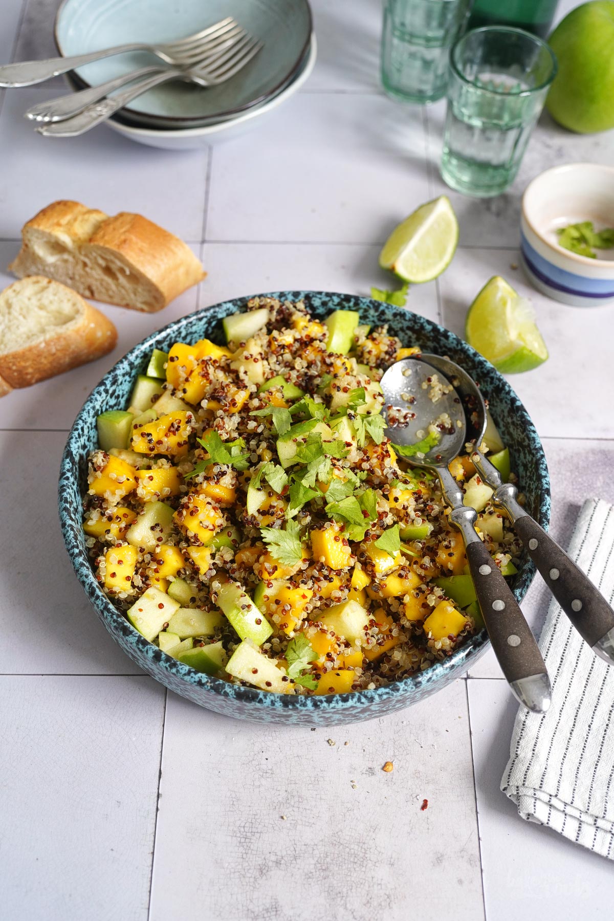 Einfacher Quinoa Salat mit Apfel & Mango | Bake to the roots