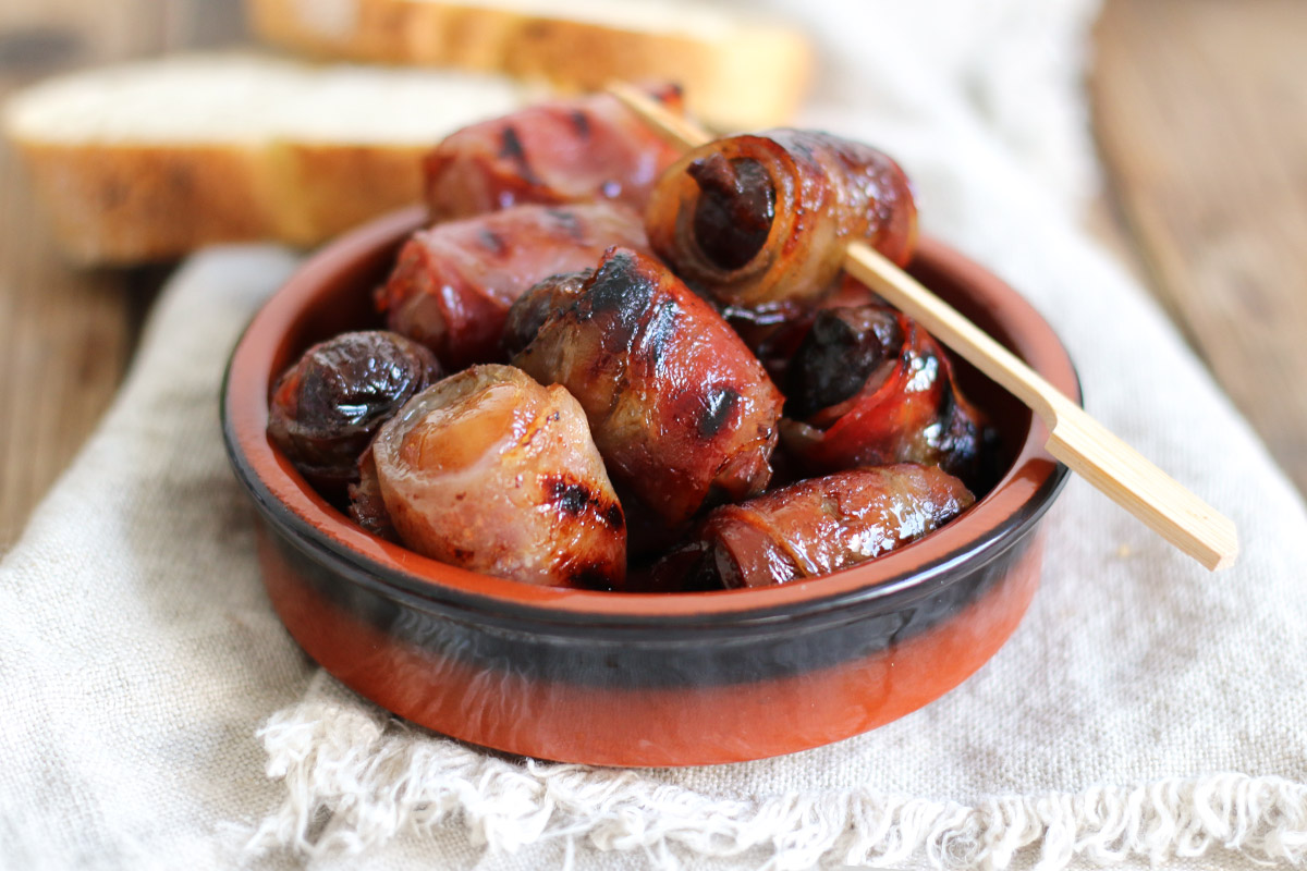 Ciruelas y Dátiles con Bacon | Bake to the roots