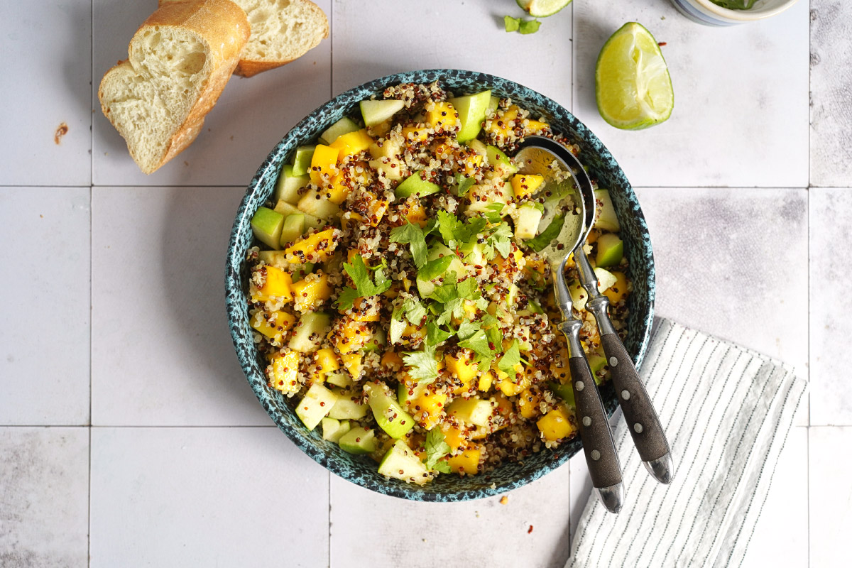 Einfacher Quinoa Salat mit Apfel & Mango | Bake to the roots