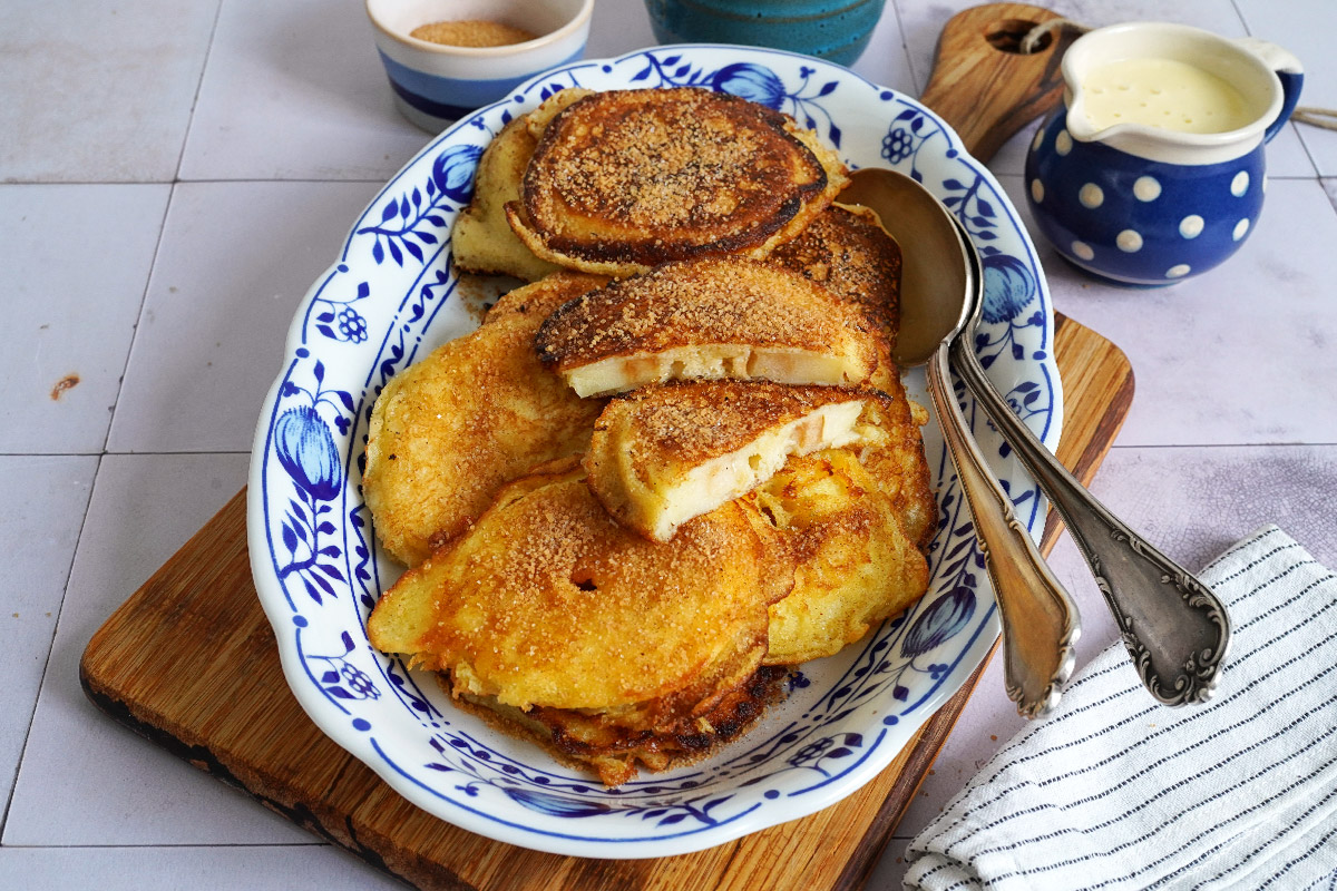 Schwäbische Apfelküchle mit Vanillesoße | Bake to the roots