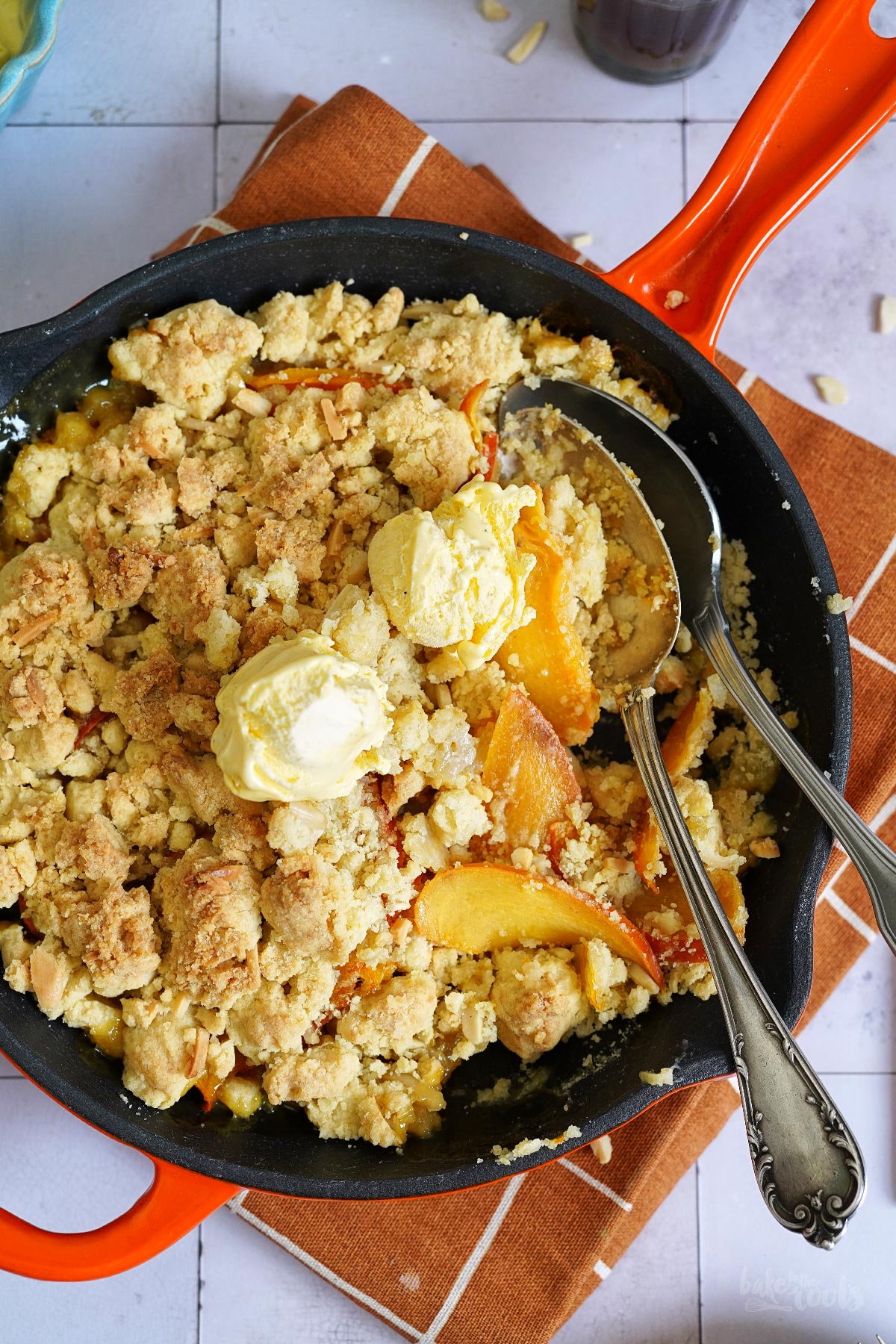 Einfacher Kaki Cobbler | Bake to the roots