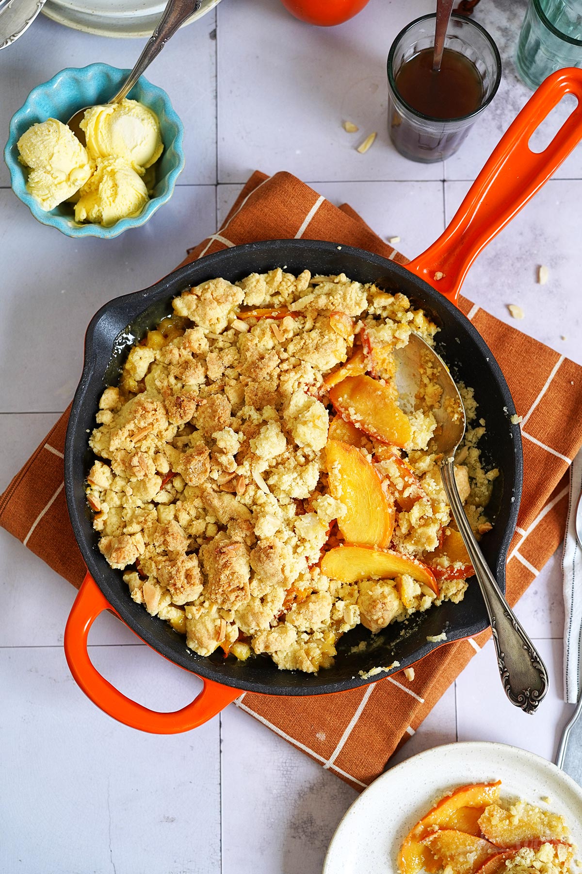 Einfacher Kaki Cobbler | Bake to the roots