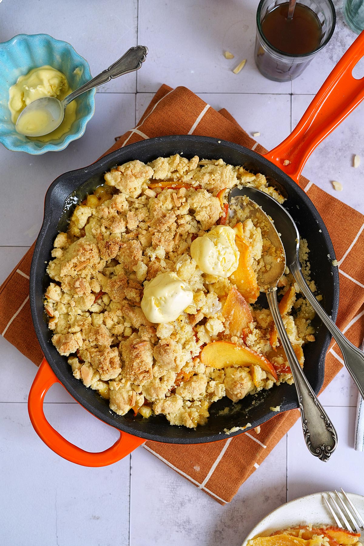 Einfacher Kaki Cobbler | Bake to the roots