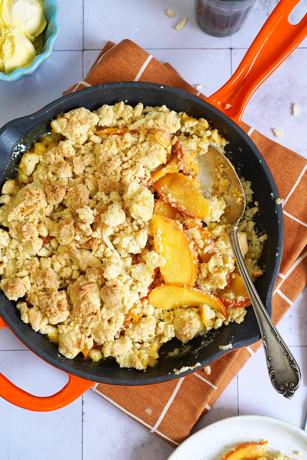 Einfacher Kaki Cobbler | Bake to the roots