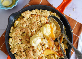 Einfacher Kaki Cobbler | Bake to the roots