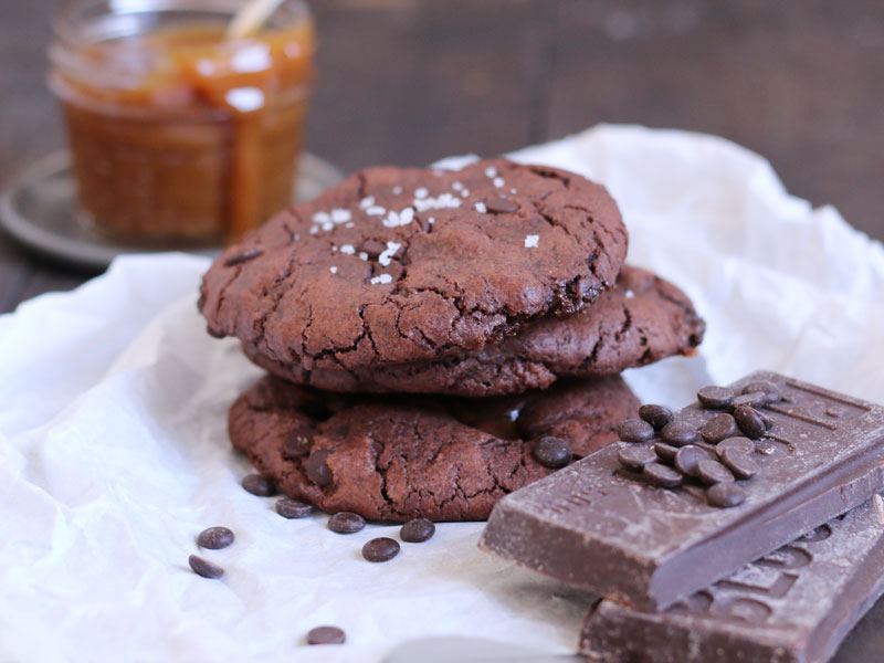 Nutella & Salted Caramel Stuffed Double Chocolate Chip Cookies | Bake to the roots