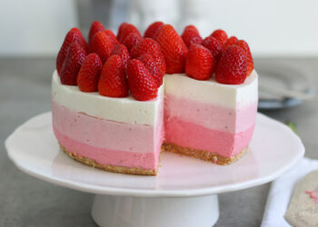 Strawberry Ombre Cheesecake | Bake to the roots