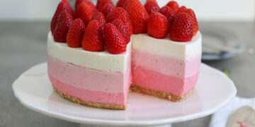 Strawberry Ombre Cheesecake | Bake to the roots