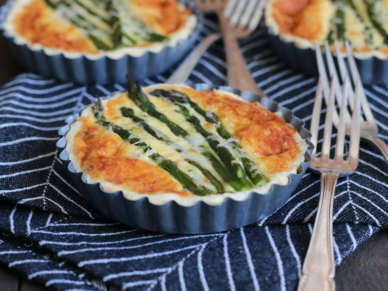 Tartlets with Green Asparagus and Wild Garlic | Bake to the roots