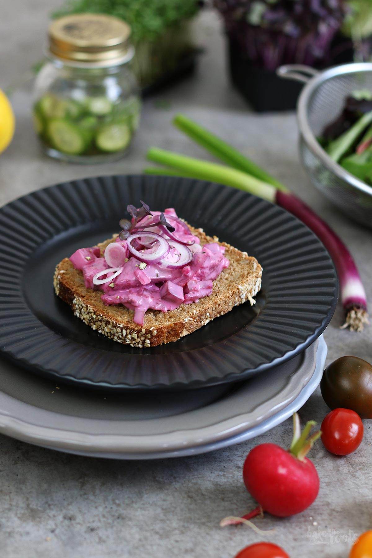 Smørrebrød mit Heringssalat auf Tellern | Bake to the roots