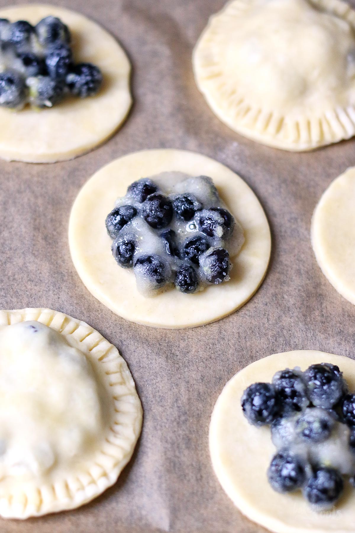 Einfache Blueberry Handpies | Bake to the roots