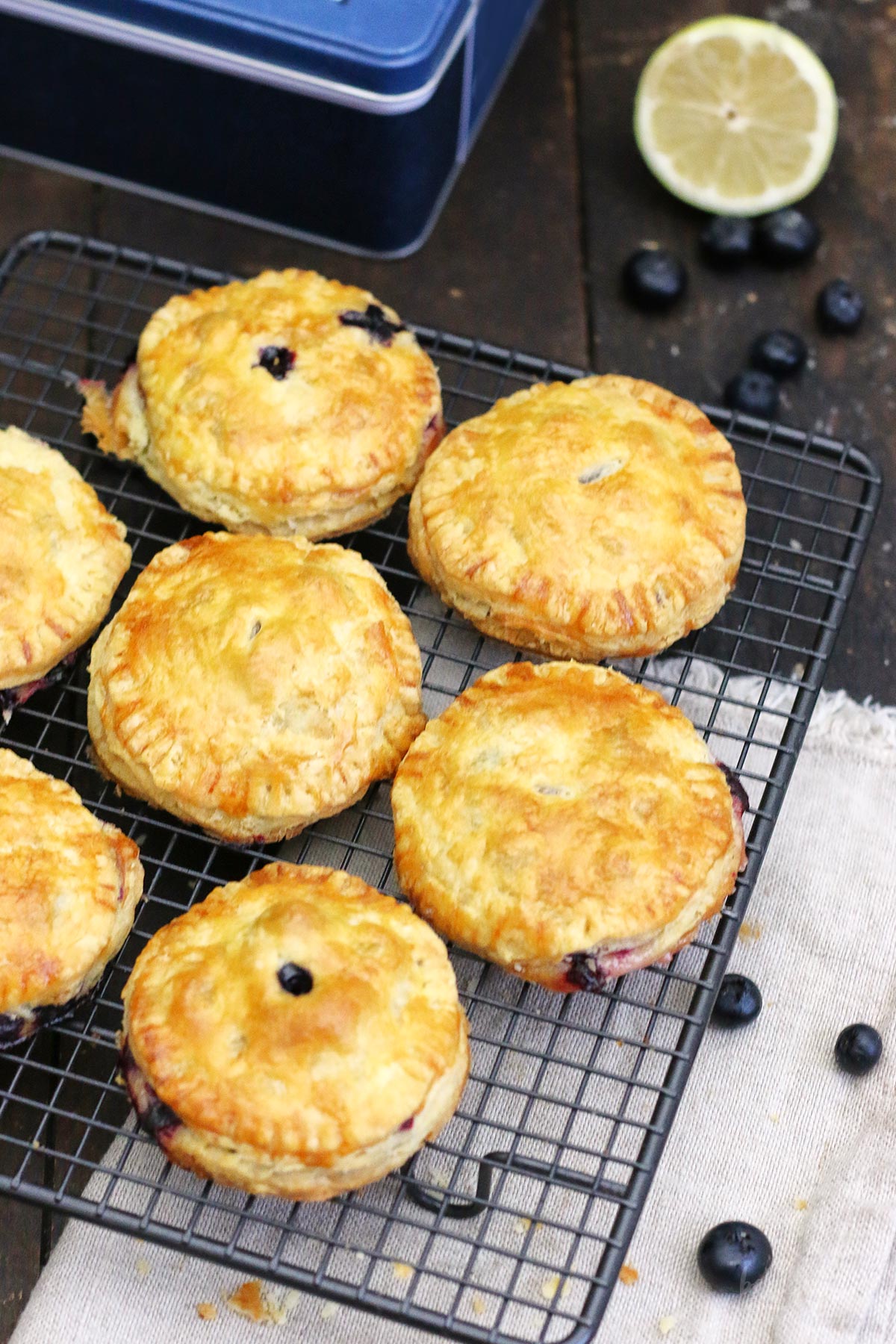 Einfache Blueberry Handpies | Bake to the roots