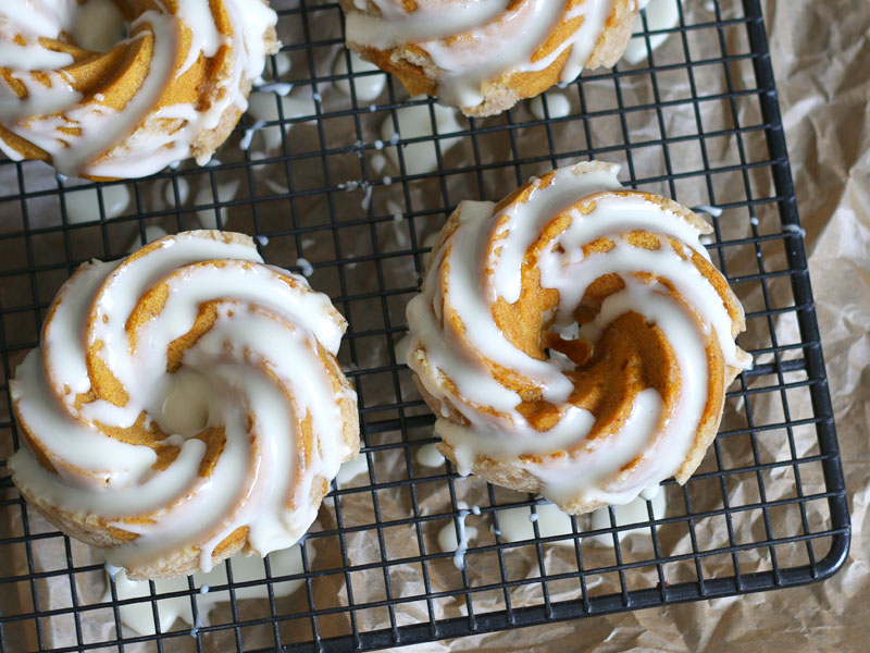 Mini Pumpkin Maple Coffee Cakes | Bake to the roots