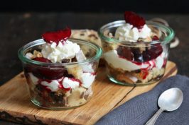 Christstollen Trifle mit Glühweinpflaumen | Bake to the roots