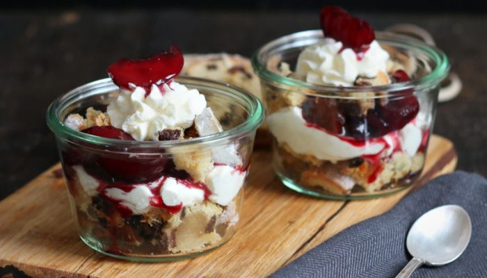 Christstollen Trifle mit Glühweinpflaumen | Bake to the roots