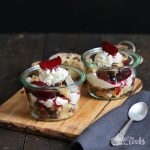 Christstollen Trifle mit Glühweinpflaumen | Bake to the roots