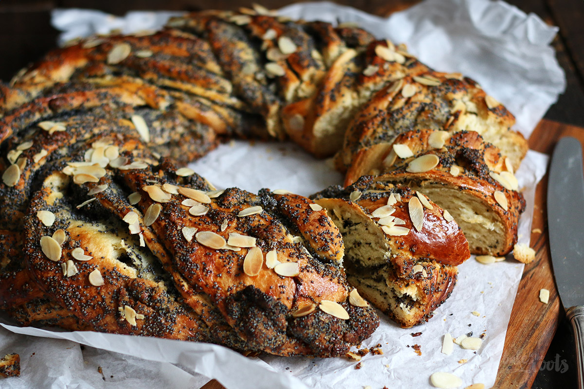 Marzipan Mohn Hefekranz | Bake to the roots
