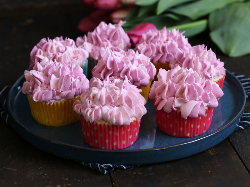 Vanilla Raspberry Cupcakes | Bake to the roots