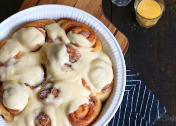 Eierlikör Cinnamon Rolls | Bake to the roots
