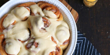 Eierlikör Cinnamon Rolls | Bake to the roots