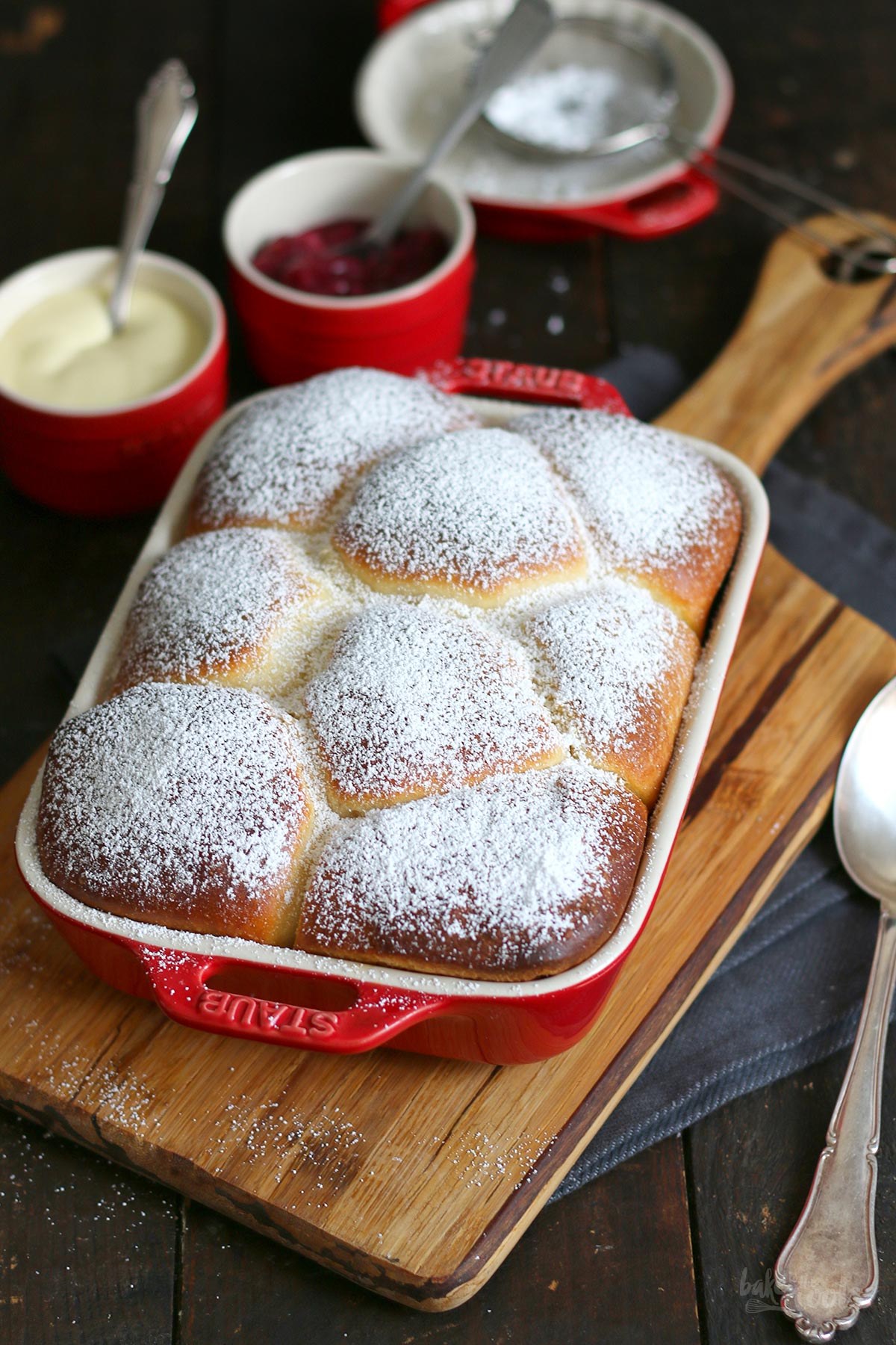 Buchteln mit Rhabarber Ingwer Kompott | Bake to the roots