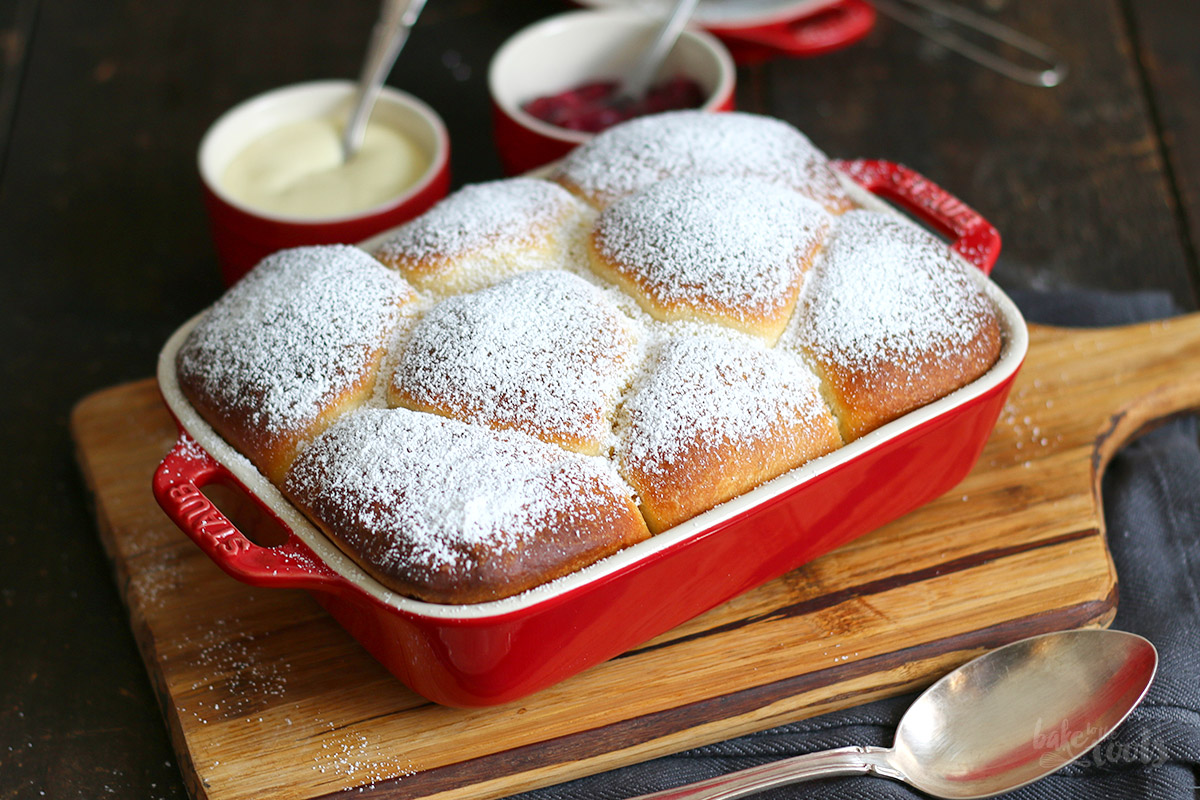 Buchteln mit Rhabarber Ingwer Kompott | Bake to the roots